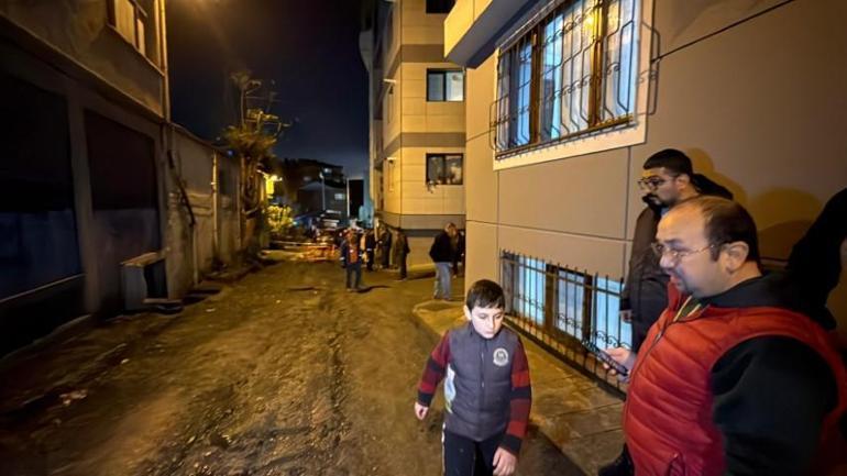 İstanbulda kazı çalışmasında yol çöktü, daireleri su bastı