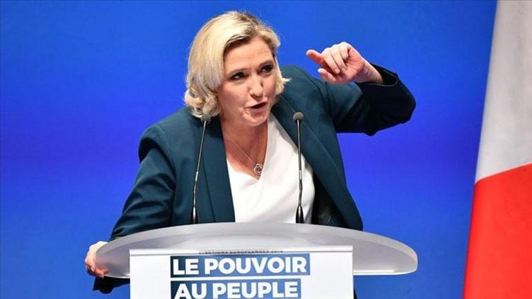 Fransada kriz zirvede: Le Pen gözünü Macrona dikti