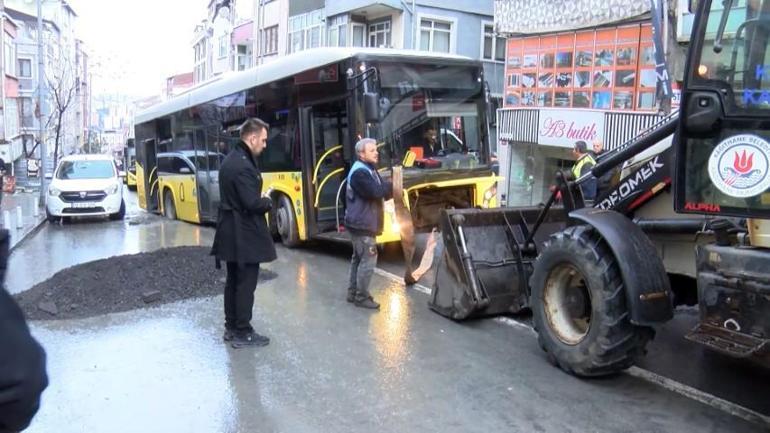 İETT otobüsü geçtiği sırada yol çöktü, araç mahsur kaldı