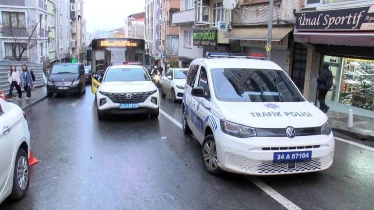 İETT otobüsü geçtiği sırada yol çöktü, araç mahsur kaldı