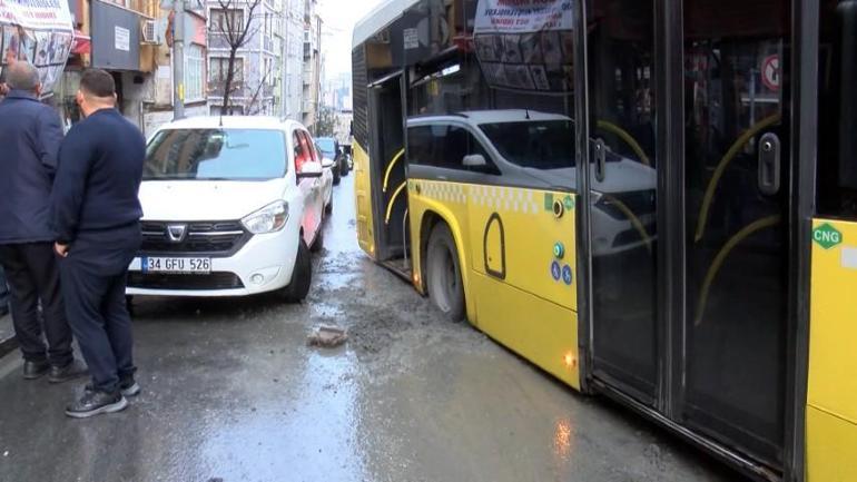 İETT otobüsü geçtiği sırada yol çöktü, araç mahsur kaldı