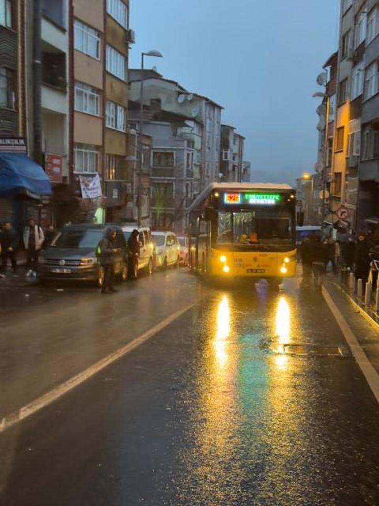 İETT otobüsü geçtiği sırada yol çöktü, araç mahsur kaldı