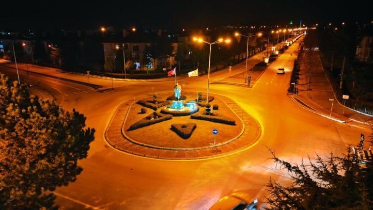 Kent merkezindeki trafik ışıkları kaldırıldı, onun yerine bu sisteme geçildi... Türkiyede ilk denemeydi; kazalar azaldı, Avrupada örnek alındı