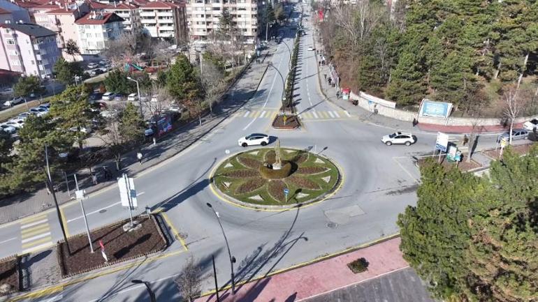 Kent merkezindeki trafik ışıkları kaldırıldı, onun yerine bu sisteme geçildi... Türkiyede ilk denemeydi; kazalar azaldı, Avrupada örnek alındı