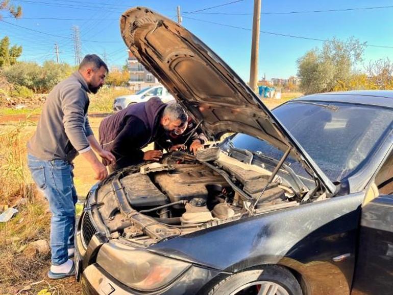 Lük otomobilin sahibi hayatının şokunu yaşadı Mahalleli haber verince geldi, araç kendini kilitlediği için müdahale edemedi