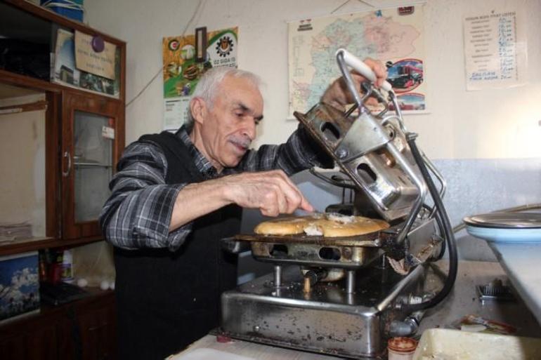 40 yıllık esnaf tostu 10 liraya satıyor... Nasıl kâr ettiğini soranlara böyle cevap veriyor