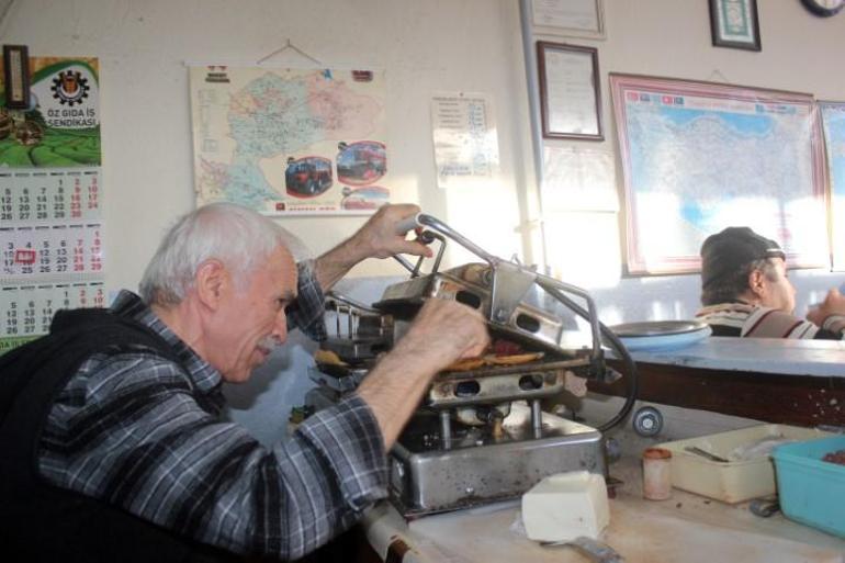 40 yıllık esnaf tostu 10 liraya satıyor... Nasıl kâr ettiğini soranlara böyle cevap veriyor