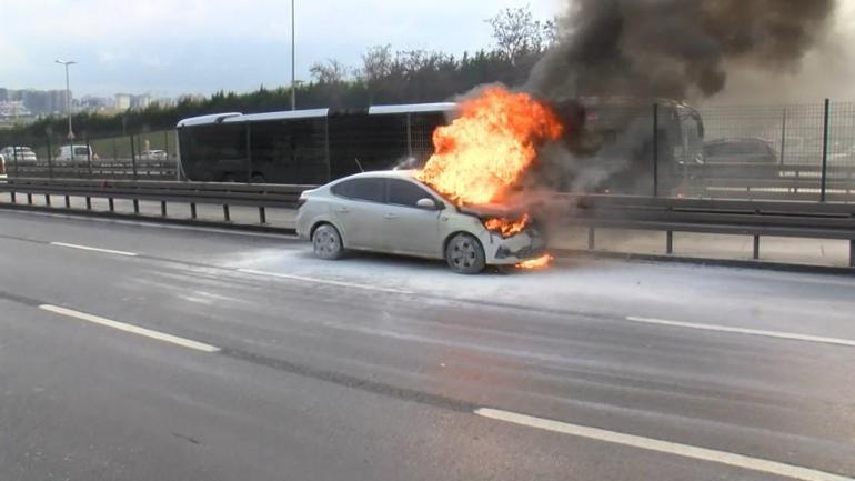 İstanbulda, E-5te otomobil alev alev yandı; trafik durdu