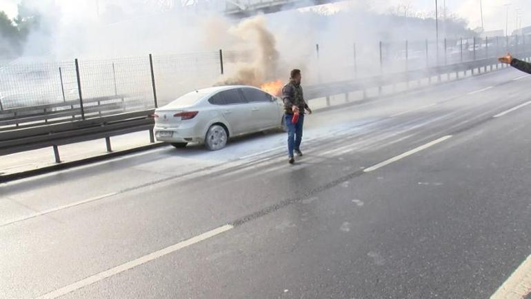 İstanbulda, E-5te otomobil alev alev yandı; trafik durdu