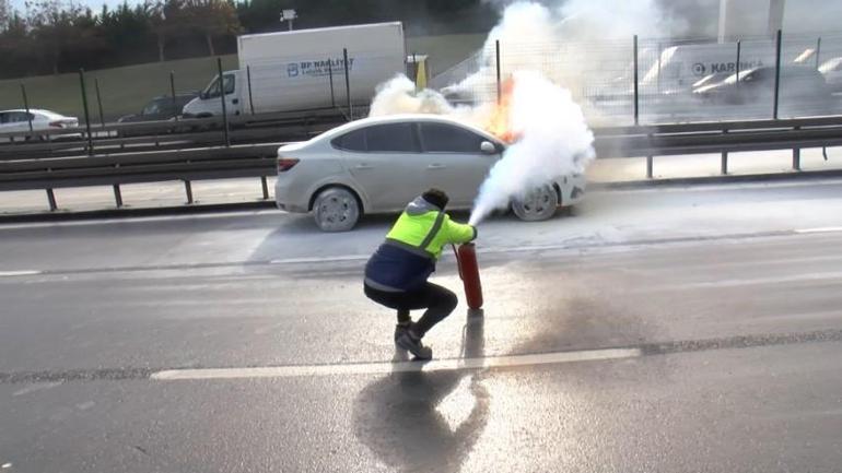 İstanbulda, E-5te otomobil alev alev yandı; trafik durdu