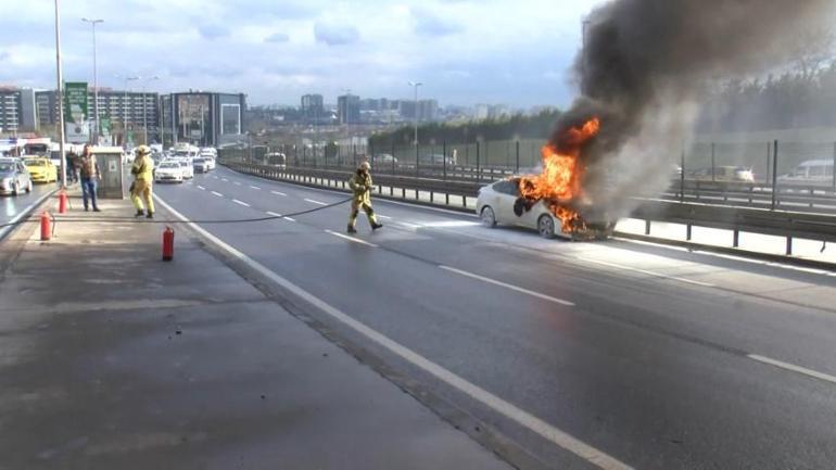 İstanbulda, E-5te otomobil alev alev yandı; trafik durdu