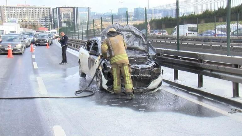 İstanbulda, E-5te otomobil alev alev yandı; trafik durdu