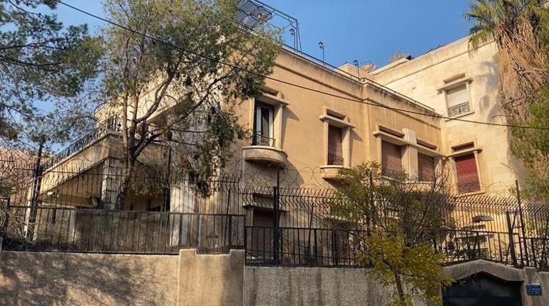 12 yıl sonra bir ilk: Şamda Türk büyükelçiliği Türk bayrağı göndere çekildi