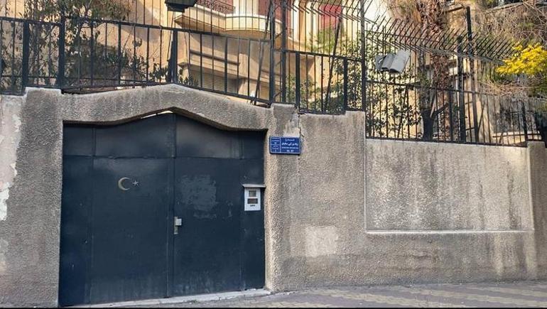 12 yıl sonra bir ilk: Şamda Türk büyükelçiliği Türk bayrağı göndere çekildi