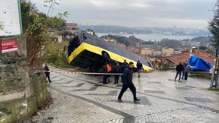 Yokuş aşağı kayan İETT otobüsü evin bahçesine düştü