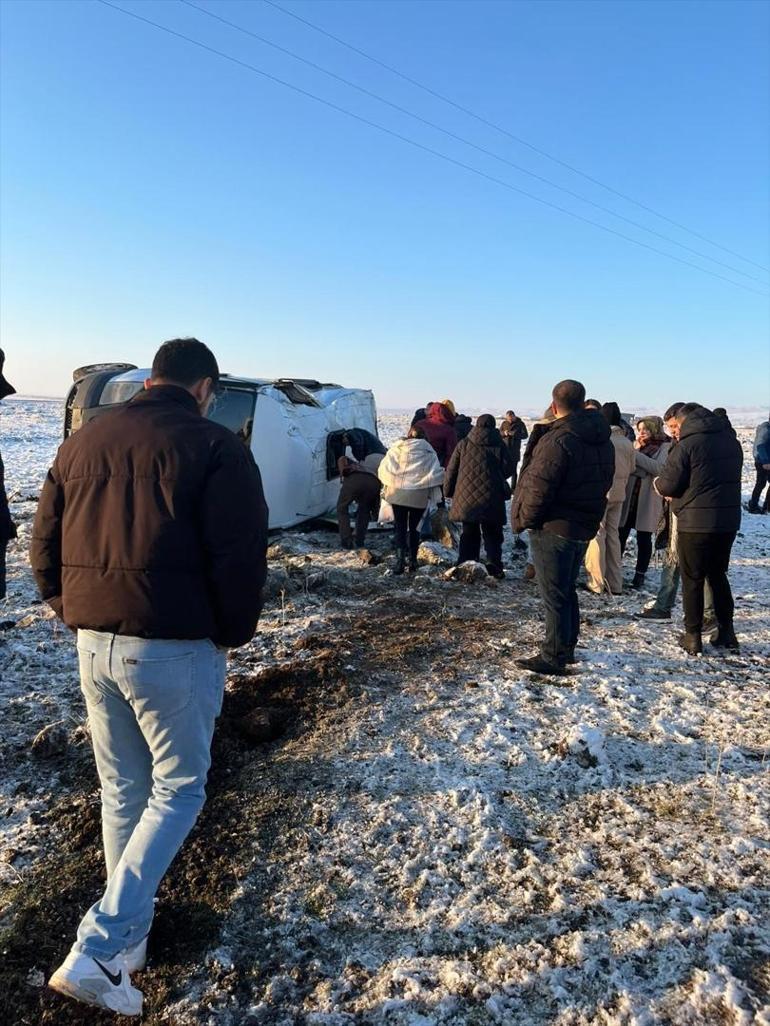 Diyarbakır’da öğretmen servisi devrildi: 1İ öğretmen 12 yaralı