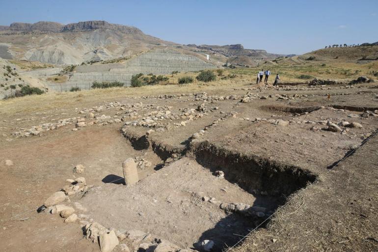 Boncuklu Tarlada bir ilk 12 bin yıllık 2 metre boyunda işlenmiş taş blok bulundu