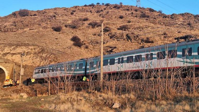 Ankarada yolcu treni raylara düşen kayaya çarptı: 1 yaralı