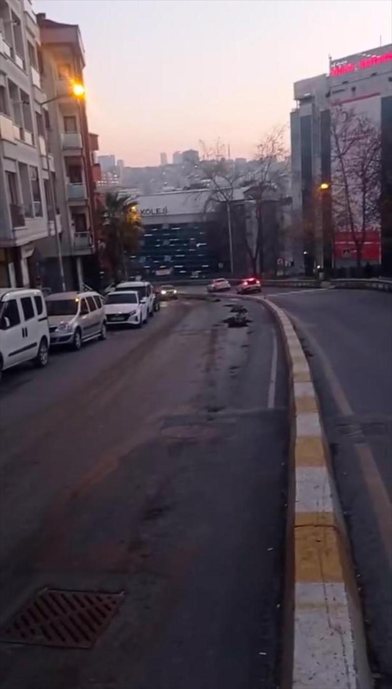 Hafriyat kamyonu çamur dökerek ilerledi, yol kapandı