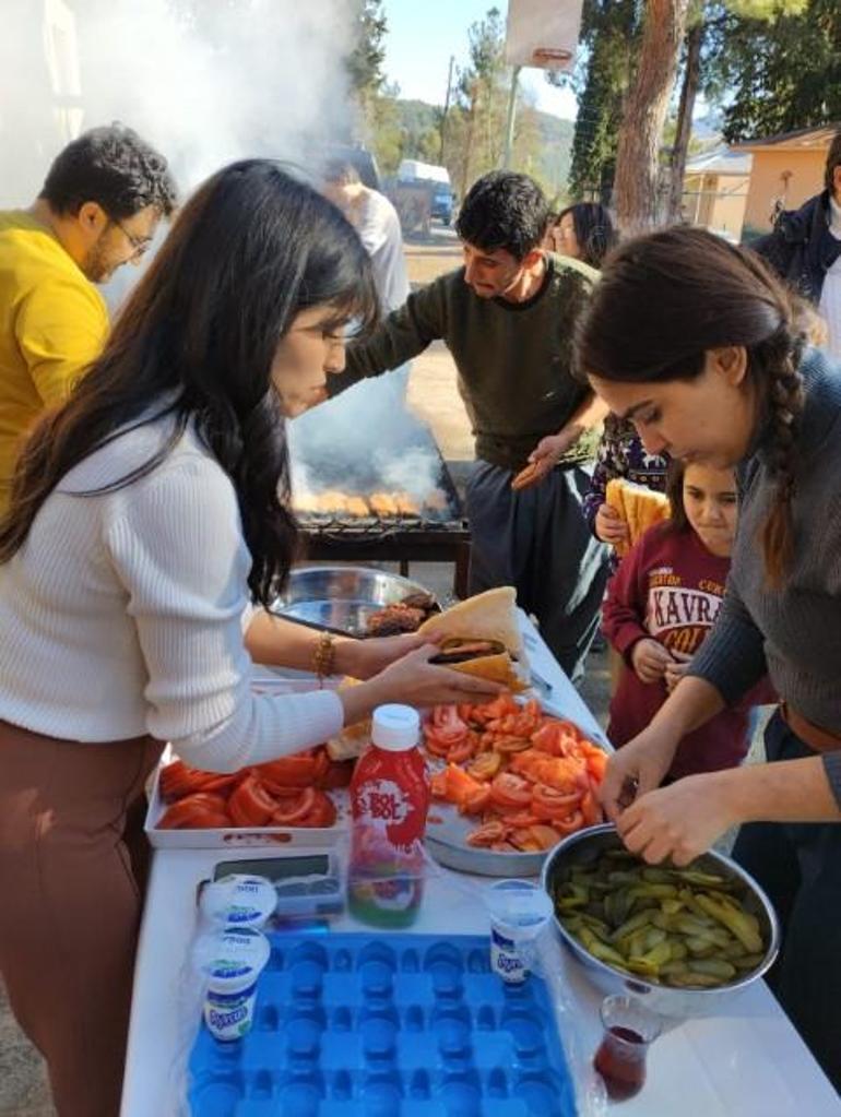 Çobandan anlamlı hareket: Yerli malı haftasında öğrencilere sucuk ekmek ikram etti