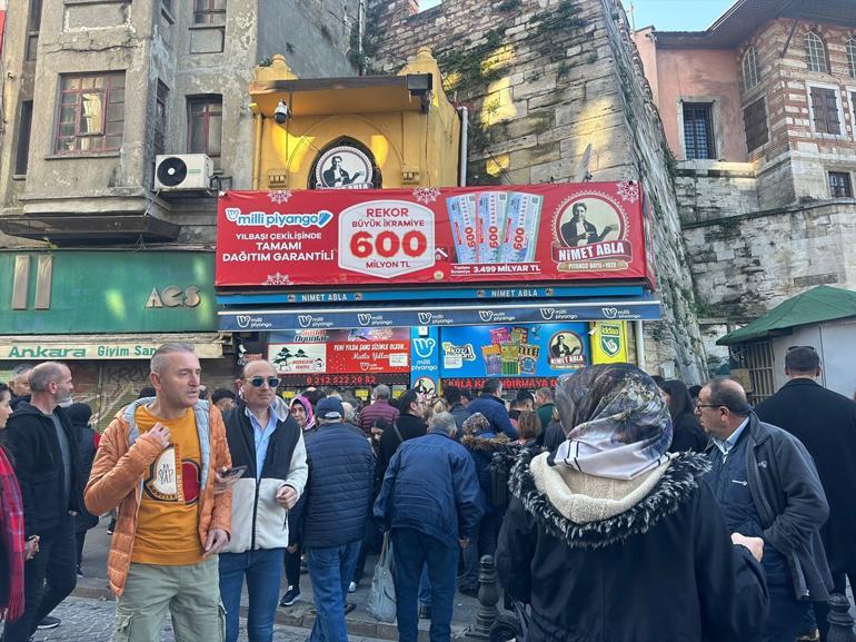 600 milyon liral�k rekor ikramiye i�in Emin�n�'nde yo�unluk...