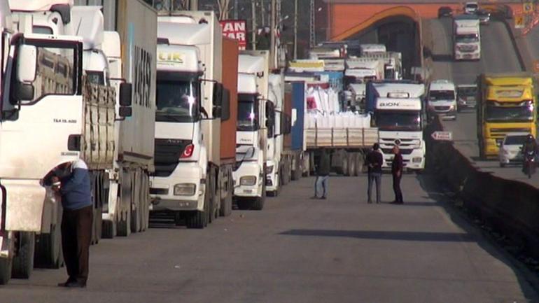 Hatay İskenderunda uzun TIR kuyruğu oluştu