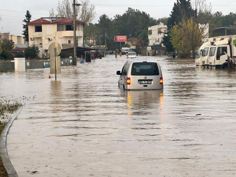 Manavgatta şiddetli yağışta mahsur kalan 236 kişi tahliye edildi