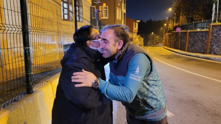 Çocuklar camdan attı, temizlik görevlisi bulup teslim etti | Başkası olsa hiç yapmazdı, böyle adam bulunmaz