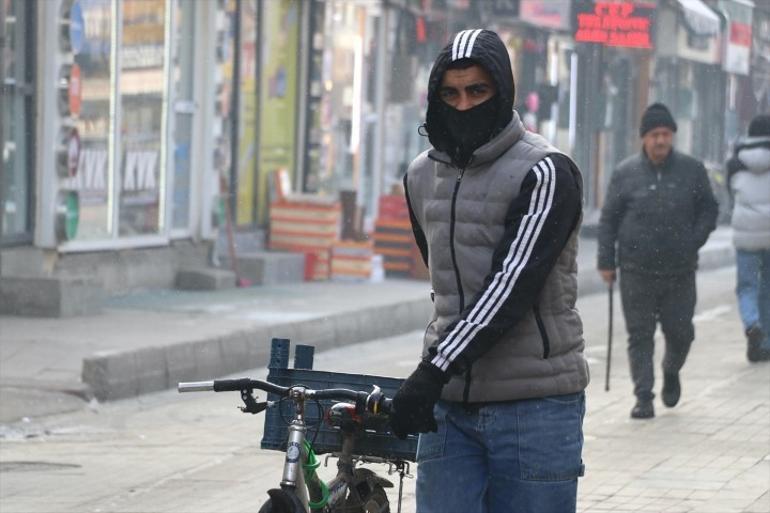 Anadolunun Sibiryası: Her şey buz tuttu Hava sıcaklığı eksi 28e düştü; ağaçlar dondu, otomobiller muşambayla kaplandı