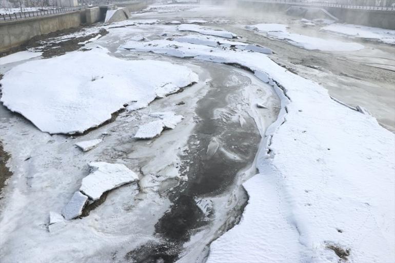 Anadolunun Sibiryası: Her şey buz tuttu Hava sıcaklığı eksi 28e düştü; ağaçlar dondu, otomobiller muşambayla kaplandı
