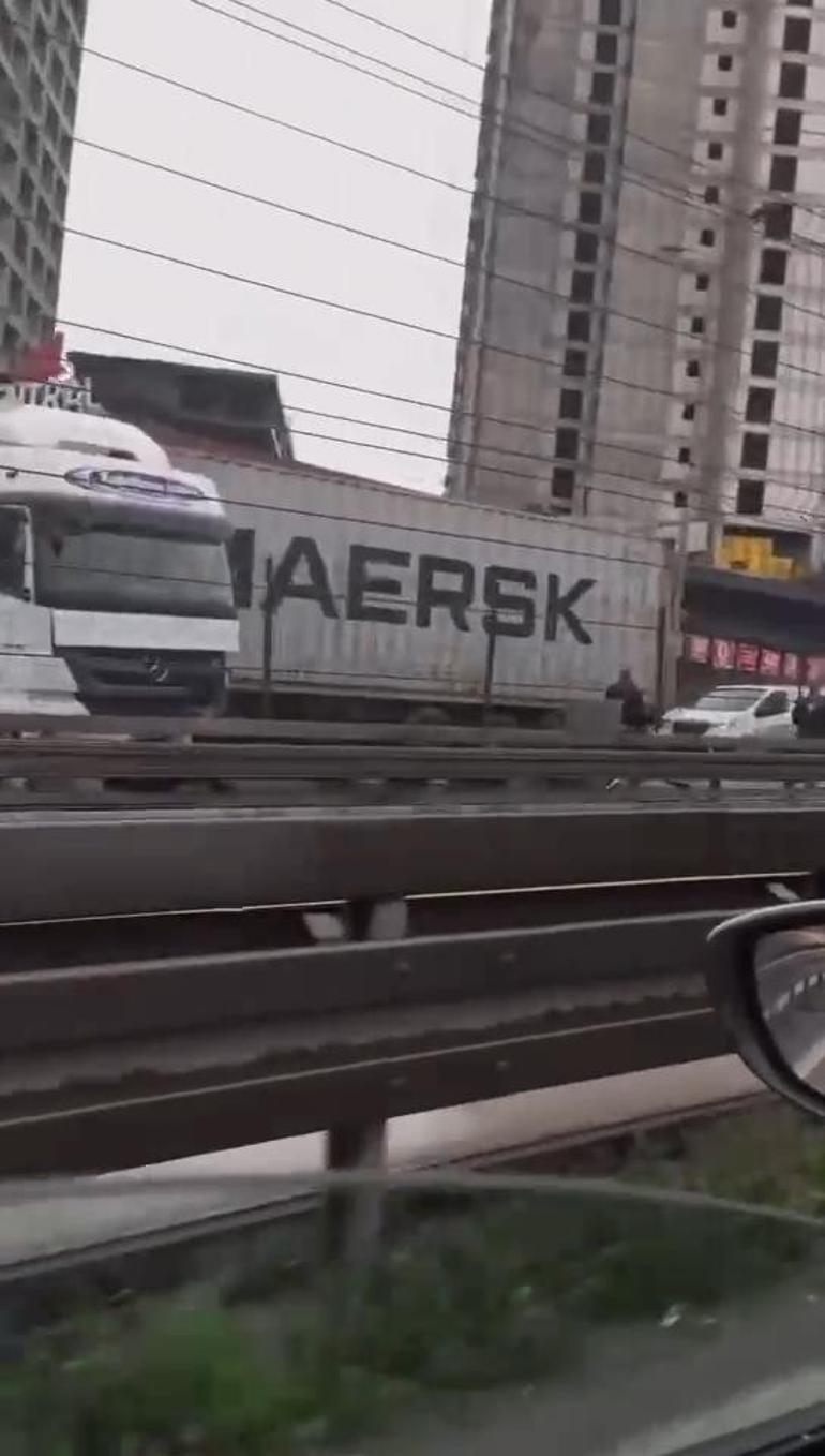 Esenyurt'ta kaza! TIR bariyerlere &ccedil;arptı - Resim : 1