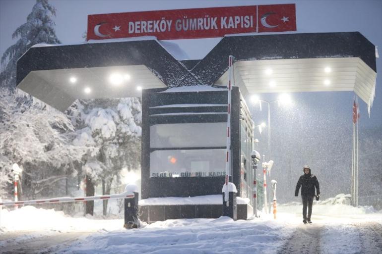 Balkanlardan gelen kar İstanbula ilerliyor Bölgede kartpostallık manzaralar ortaya çıktı
