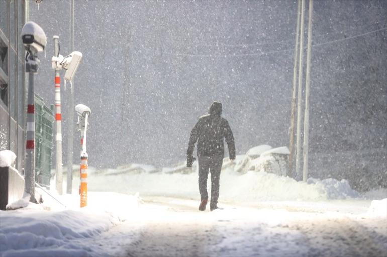 Balkanlardan gelen kar İstanbula ilerliyor Bölgede kartpostallık manzaralar ortaya çıktı
