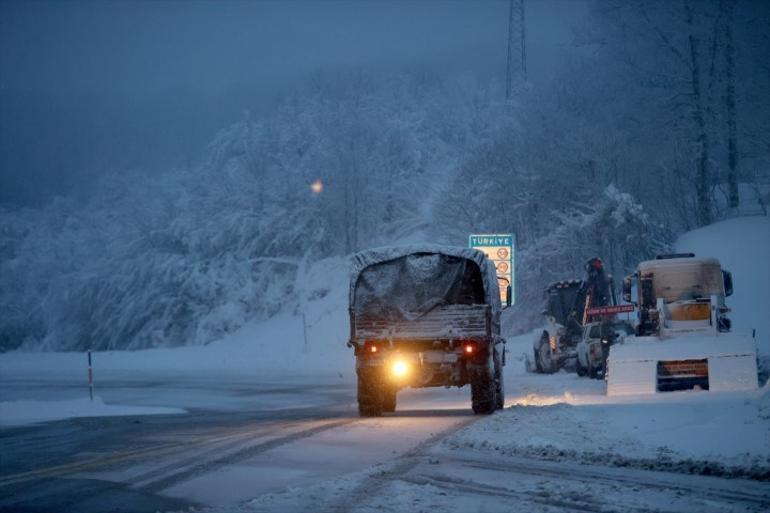 Balkanlardan gelen kar İstanbula ilerliyor Bölgede kartpostallık manzaralar ortaya çıktı