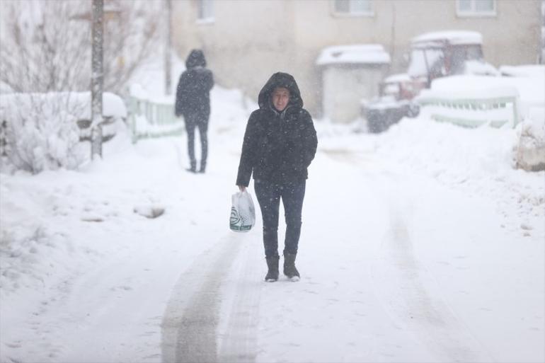 Balkanlardan gelen kar İstanbula ilerliyor Bölgede kartpostallık manzaralar ortaya çıktı