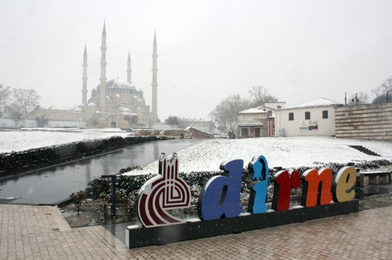 Balkanlardan gelen kar İstanbula ilerliyor Bölgede kartpostallık manzaralar ortaya çıktı