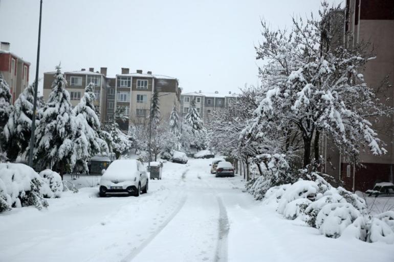 Balkanlardan gelen kar İstanbula ilerliyor Bölgede kartpostallık manzaralar ortaya çıktı