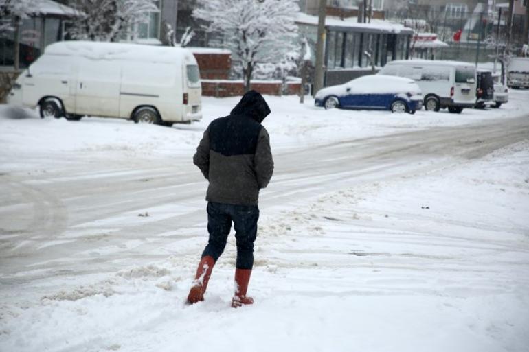 Balkanlardan gelen kar İstanbula ilerliyor Bölgede kartpostallık manzaralar ortaya çıktı
