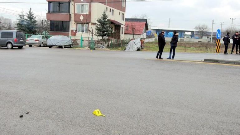 Pencereden görünce gözü döndü Ev sahibi, kiracısını silahla kovalayıp vurdu