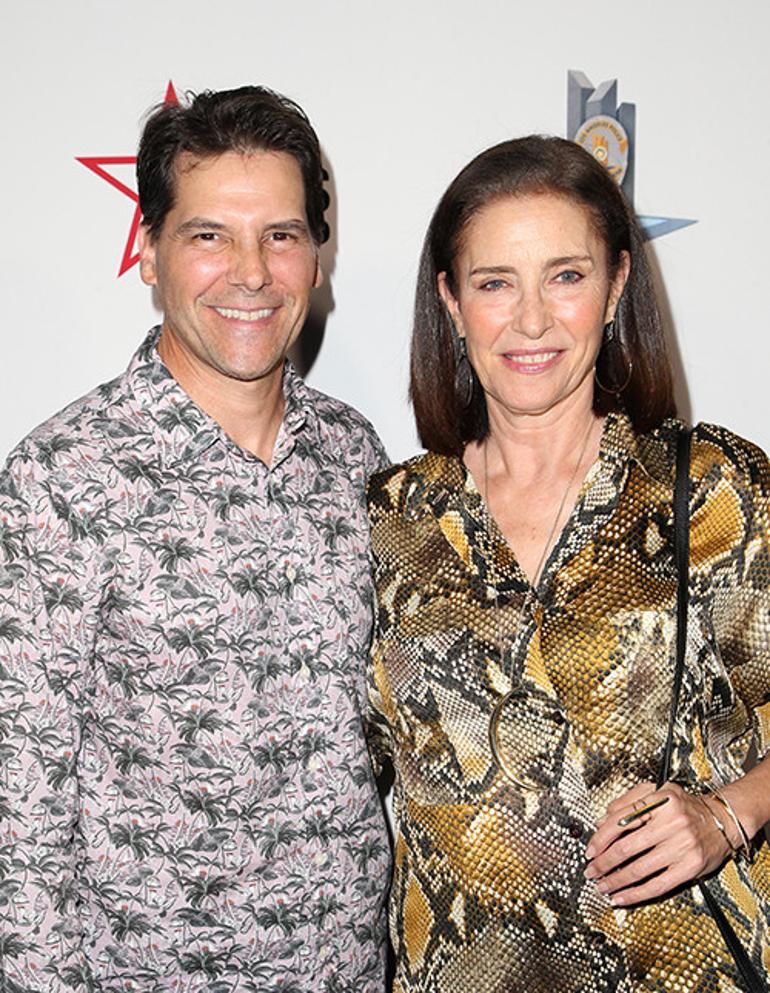 Kim inanır eski karısı olduğuna...Pırıltılı dünya yerine kasaba panayırlarının yıldızı olmayı seçti