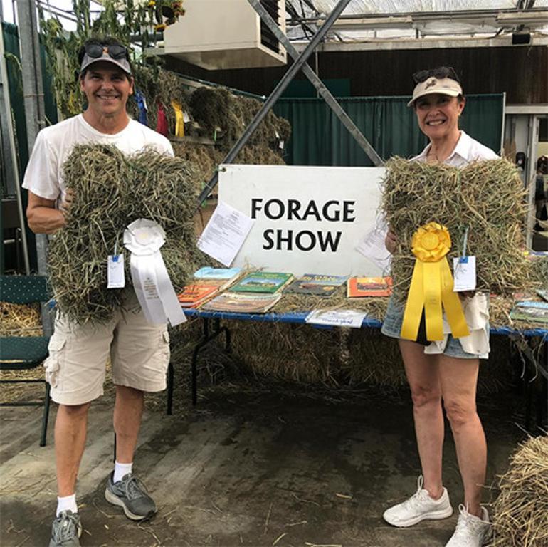 Kim inanır eski karısı olduğuna...Pırıltılı dünya yerine kasaba panayırlarının yıldızı olmayı seçti