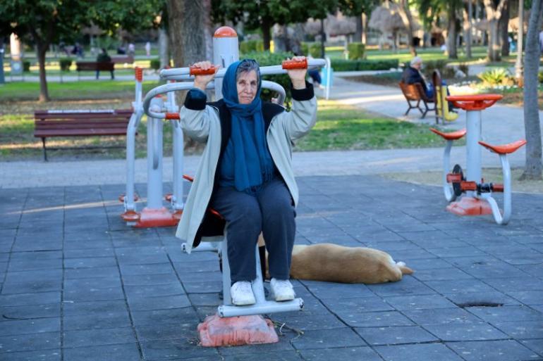 Bir yerde kar, tipi ve mahsur kalan araçlar; bir yerde ise 30 derecelik yaz havası