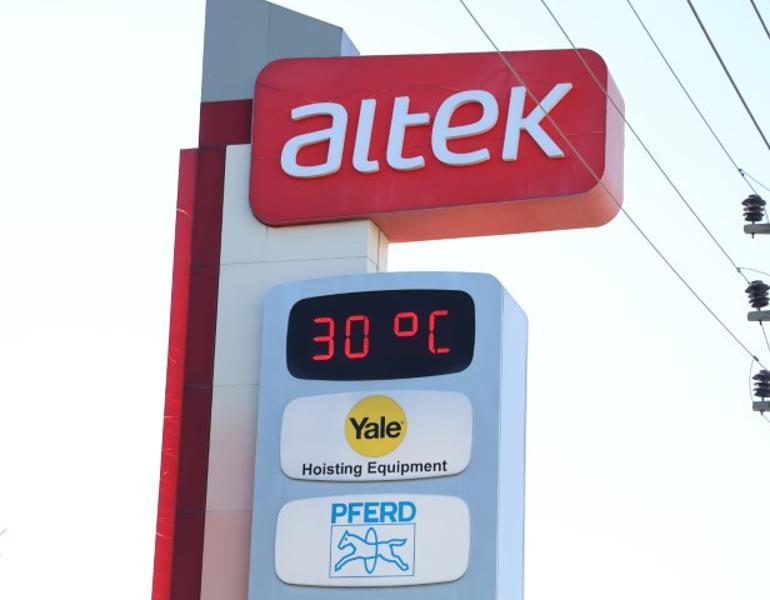 Bir yerde kar, tipi ve mahsur kalan araçlar; bir yerde ise 30 derecelik yaz havası