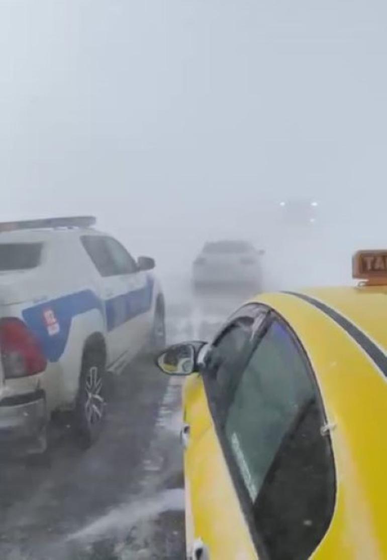 Bir yerde kar, tipi ve mahsur kalan araçlar; bir yerde ise 30 derecelik yaz havası