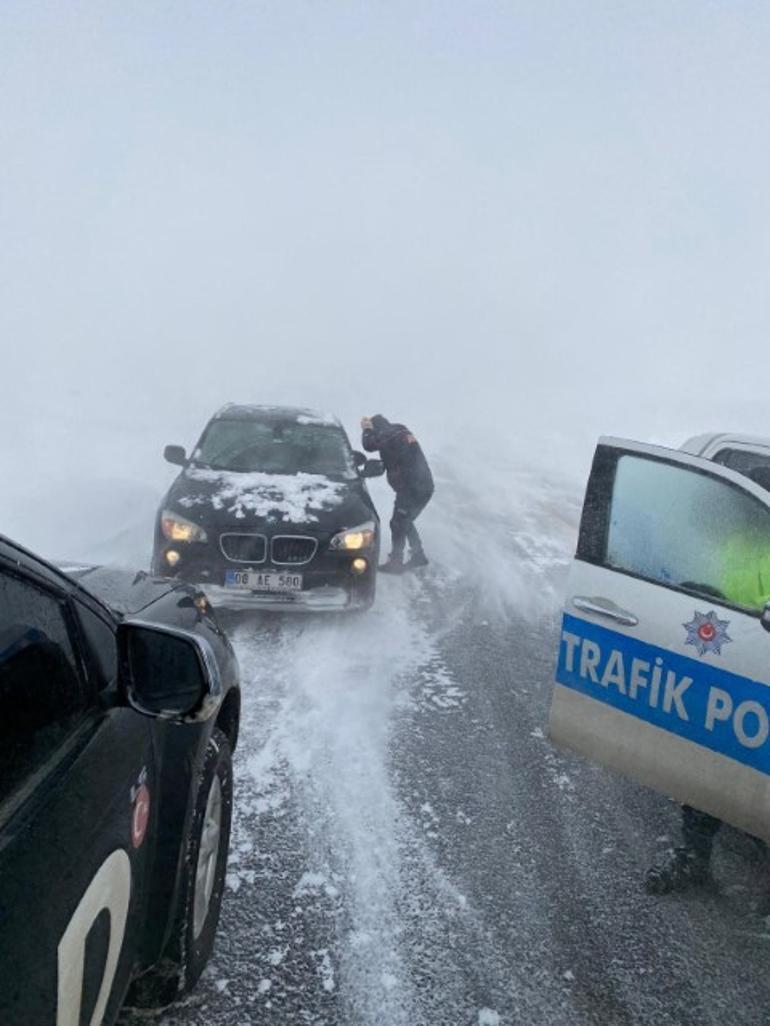 Bir yerde kar, tipi ve mahsur kalan araçlar; bir yerde ise 30 derecelik yaz havası