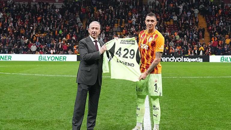 Galatasarayda taraftarla barışan Musleradan maç sonunda veda gibi açıklama: Yavaş yavaş sona geliyoruz