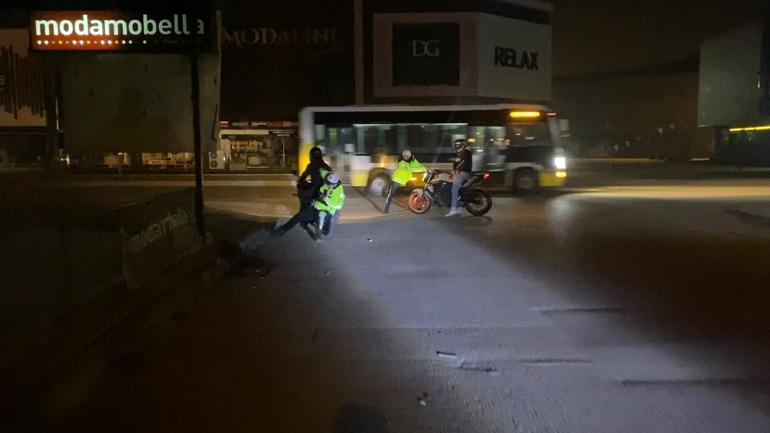 Dur ihtarına uymayıp polisleri yerde sürüklemişlerdi... Kıskıvrak yakalandılar