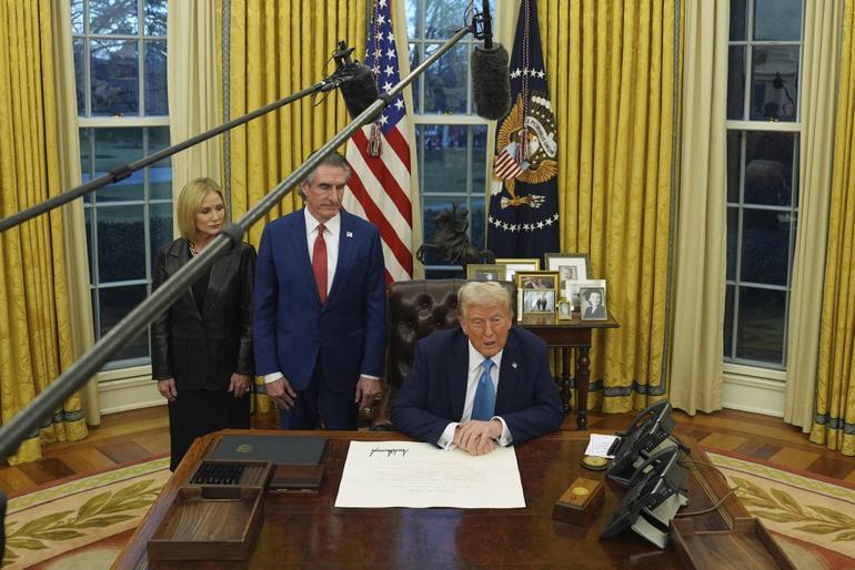 Trump dediğini yaptı: Ticaret savaşı resmen başladı.... Kanada ve Meksikadan misilleme kararı B planı devreye giriyor