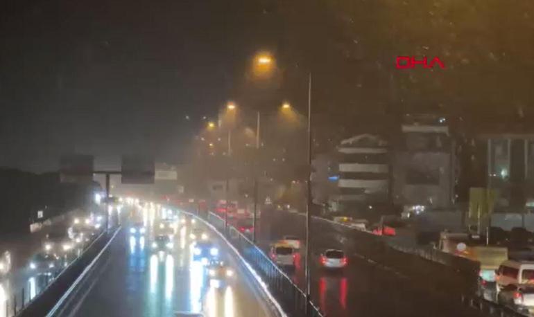 Uyarılar peş peşe gelmişti... İstanbulda beklenen kar yağışı başladı 19 kente sarı kodlu uyarı