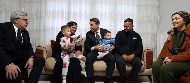 Bakan Bayraktar Hatayda depremzede aileleri ziyaret etti